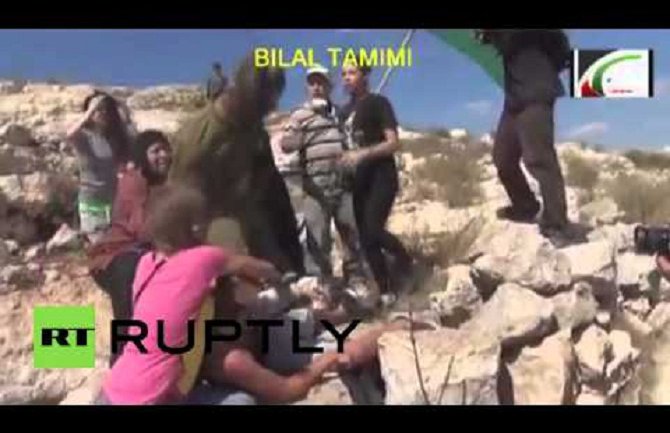 Palestinke grizle izraelskog vojnika da spasu dječaka (Video)