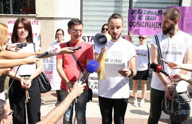 Traže štampanje inkluzivnih LGBT udžbenika, i pravo na mirna okupljanja