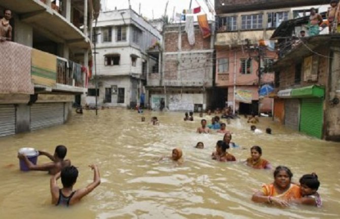 Indija: U poplavama  stradala najmanje 21 osoba, evakuisano 800.000 ljudi