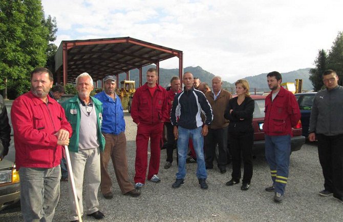 Hitno nam isplatite 30 zarada!