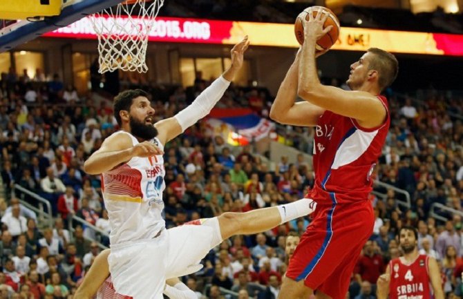 Nikola Mirotić pocijepao srpsku zastavu! (Video)