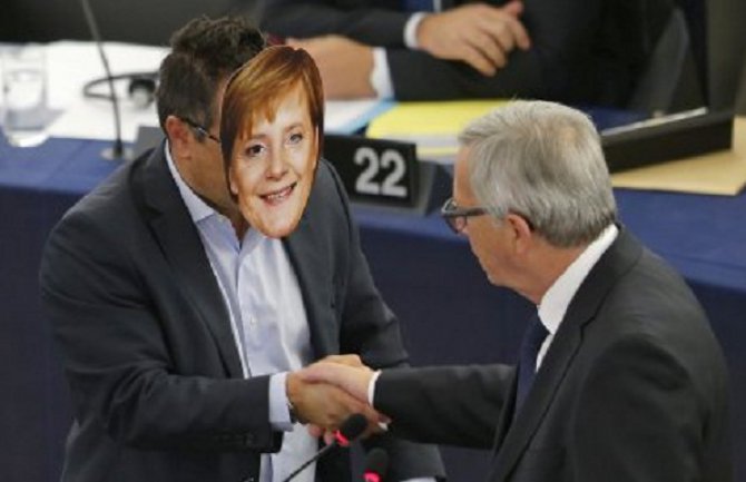 Incident u EP, poslanik stavio masku Angele Merkel(VIDEO)