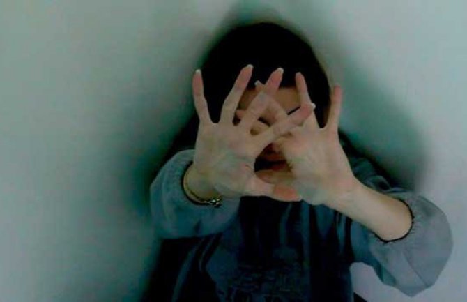 Trojica maloljetnika silovali djevojčicu u svlačionici