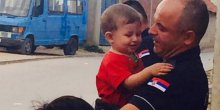 Ko je policajac koji grli sirijskog dječaka (Foto)
