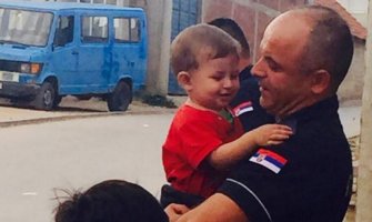 Cijela Evropa priča o ovom policajcu: Tuku ih i sapliću svuda, a u Srbiji ih čekaju srcem i osmjehom