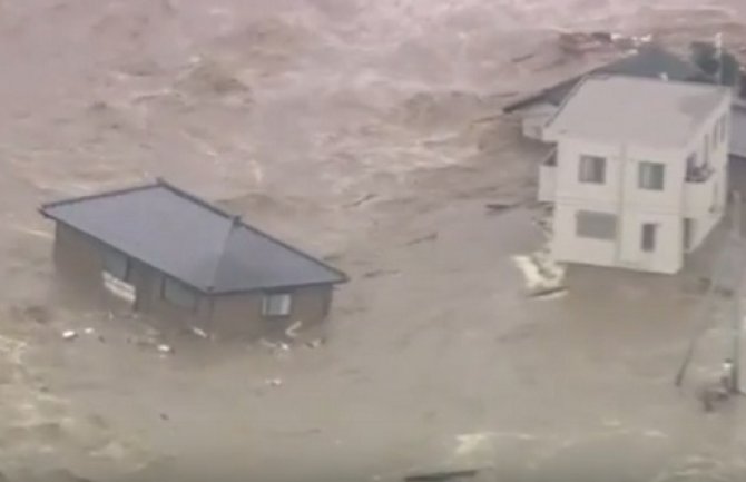 Obilne padavine pogodile Japan, voda nosi sve pred sobom (VIDEO)