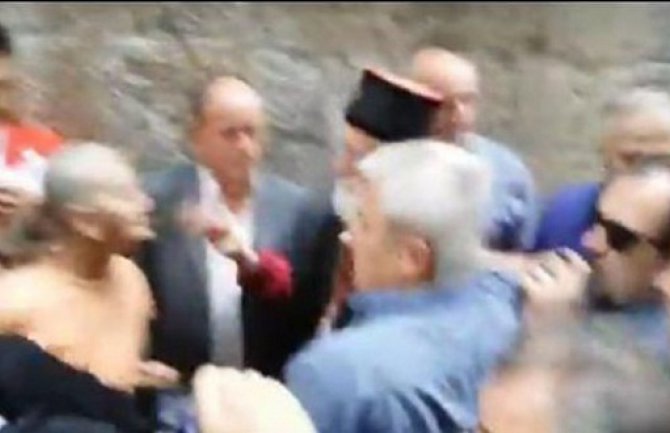 Žao mi je ako sam udario staricu, probijali smo se kroz rulju