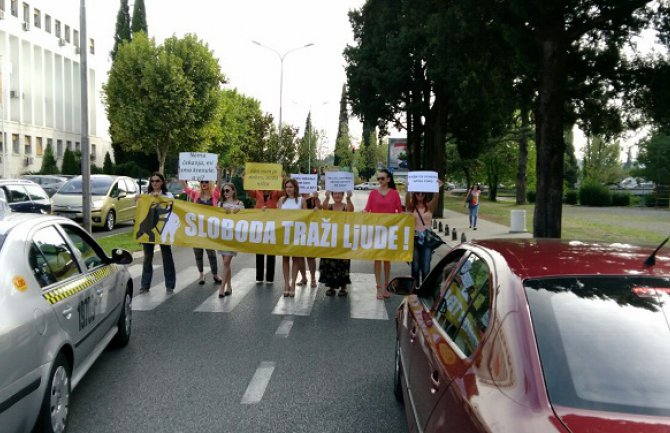 Žene DF-a blizu Vlade blokirale saobraćaj na pet minuta: Digni glas za svoj spas!