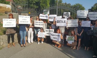 Žene DF-a protestovale ispred vila Popovića i Mugoše: Dosta je bilo!