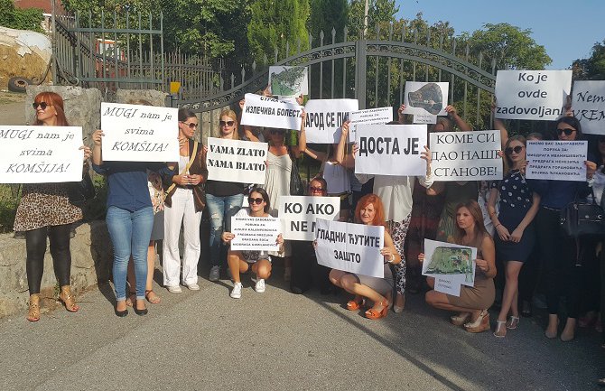 Žene DF-a protestovale ispred vila Popovića i Mugoše: Dosta je bilo!
