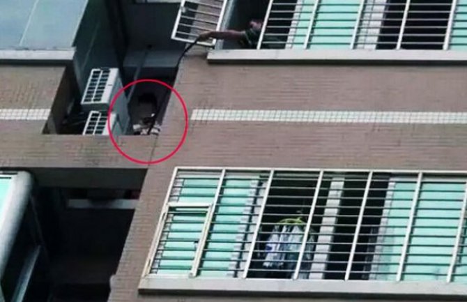 Ljubavnik cijelu noć visio na zgradi jer se suprug vratio kući ranije (VIDEO)