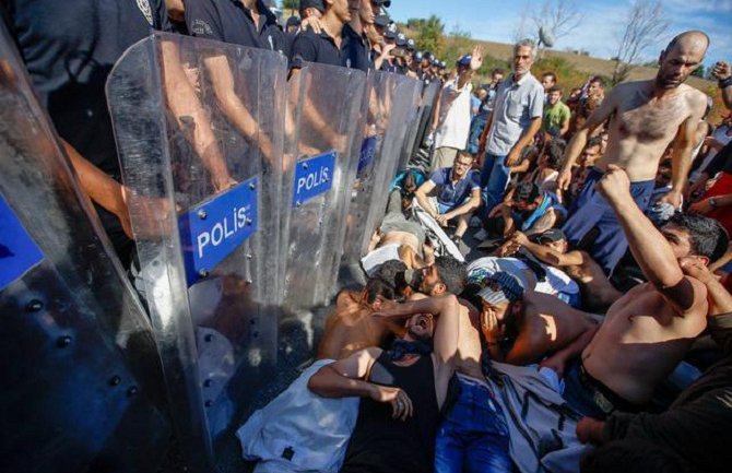 Turska: Sukob izbjeglica i policije (FOTO)