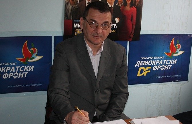 Fuštić napušta Novu, tražio ostavke poslanika i odbornika DF-a prije protesta