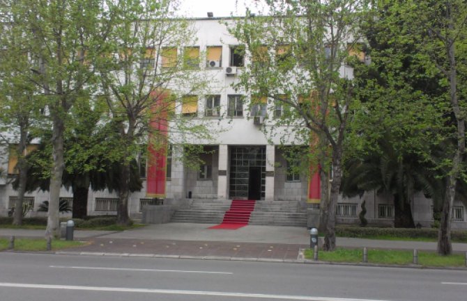 Komunalci brane postavljanje šatora ispred Skupštine