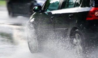 AMSCG: Oprezno, putevi mokri, vozači da poštuju propise