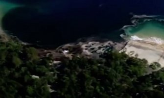 Ogromna rupa progutala automobile i kamp prikolice(VIDEO)