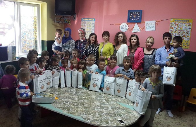 Bošnjačka stranka  uručila poklone djeci iz vrtića Evlad u Tuzima