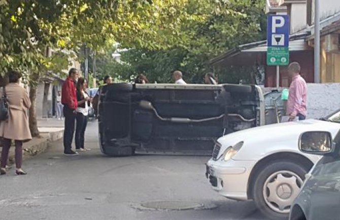 Udes u Podgorici, prevrnuo se automobil