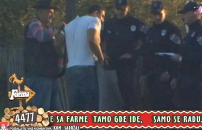 Policija izvela Kristijana Golubovića sa Farme