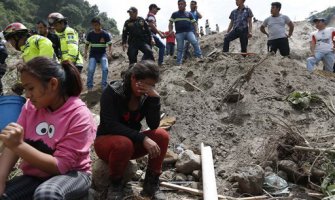 Brdo se obrušilo na naselje,desetine mrtvih(VIDEO)