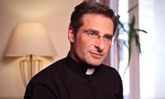 Vatikan otpustio gej sveštenika