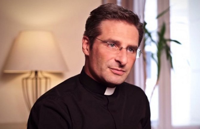 Vatikan otpustio gej sveštenika