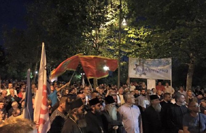 Amfilohije da se suzdrži miješanja u politiku