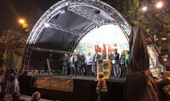 DF neće da ukloni binu i šatore, staće ispred policije