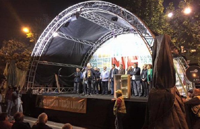 DF neće da ukloni binu i šatore, staće ispred policije