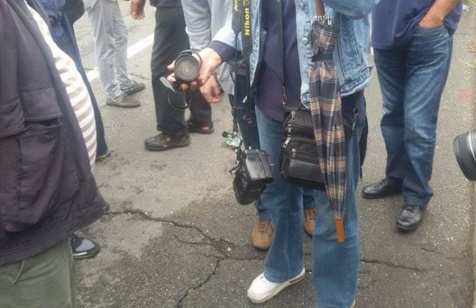 Fotografu Pobjede polomljen aparat na protestu