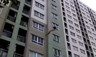 Šokantan snimak: Vatrogasci spasili život djevojci koja je skočila sa 16. sprata 