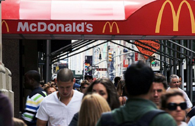 Mrtva satima sjedela za stolom u McDonald'su , ljudi se cijelu noć gostili pored tijela! 