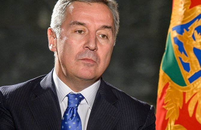 Andrija Mandić laže da je Đukanović napustio zemlju