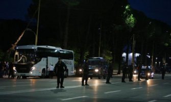 Kamenovan autobus sa fudbalerima Srbije u Tirani (VIDEO)