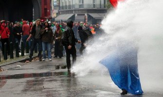 Vodeni topovi i haos u Briselu na sindikalnom protestu