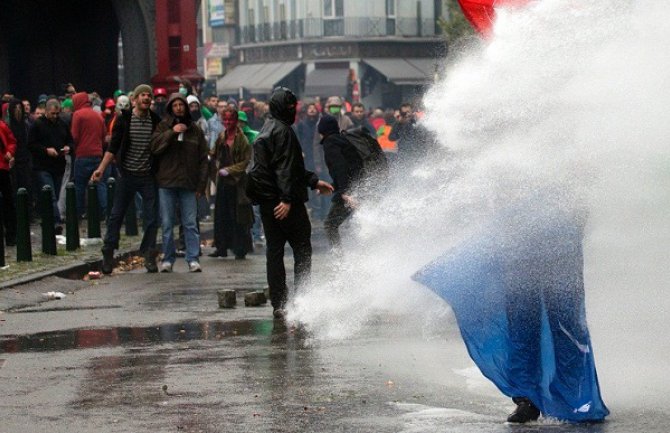 Vodeni topovi i haos u Briselu na sindikalnom protestu