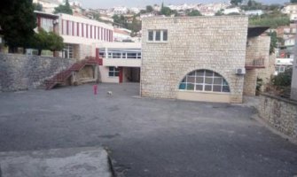 Pretukao profesora zbog sinove jedinice