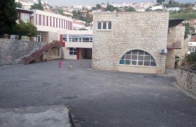 Pretukao profesora zbog sinove jedinice