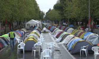 Kiša rastjerala lidere Fronta