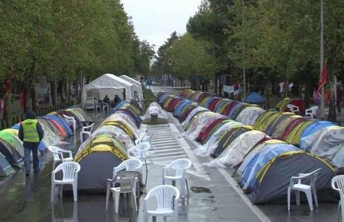 Kiša rastjerala lidere Fronta