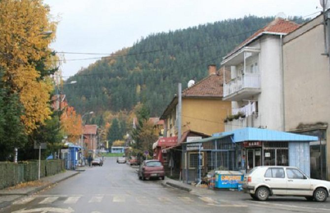 U dvorište policajca  bačena bomba, napadači pucali na kuću