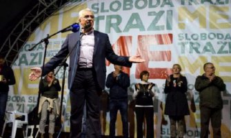 Mandić: Ako neko pokuša da skloni šatore , uselićemo se u Skupštinu