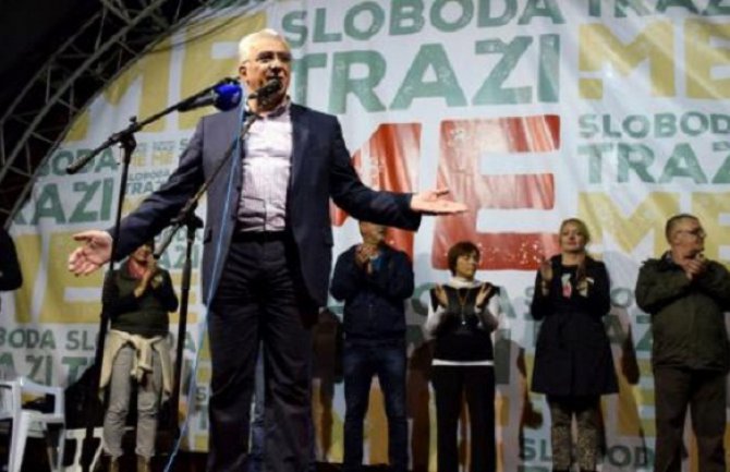 Mandić: Ako neko pokuša da skloni šatore , uselićemo se u Skupštinu