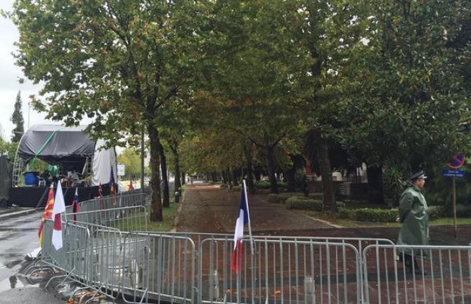 Povučena policija ispred Skupštine