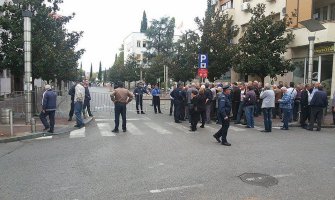 Ispred Skupštine protestanti zviždali poslanicima