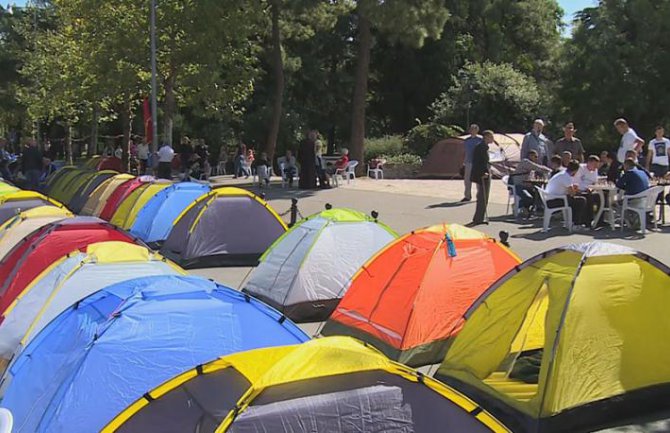 Šta se to dešava pred Parlamentom?