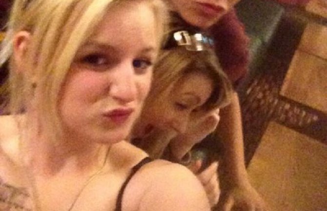 Bebisiterka tjerala dječaka da je dodiruje dok su gledali TV