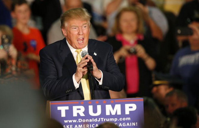 Studenti latino-američkog porijekla prekinuli Trampa, reagovala policija