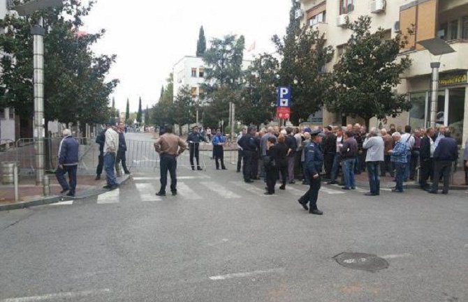 Osuđujemo necivilizovano ponašanje pristalica DF-a