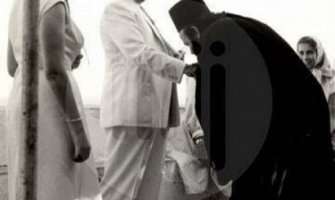  Amfilohije ljubio Tita u ruku?